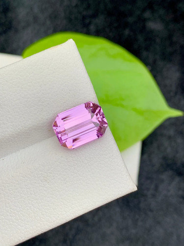 Piedra preciosa de kuncita rosa corte esmeralda de 4,05 quilates: piedra VVS Afganistán - Imagen 3 de 5