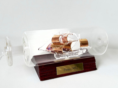 Pinta 1492 Schiffsmodell in Glasflasche auf Holzsockel mit Plakette
