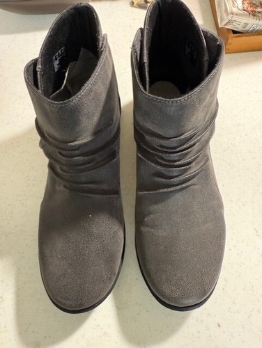 EUC 9.5M Clarks ankle bootie gray