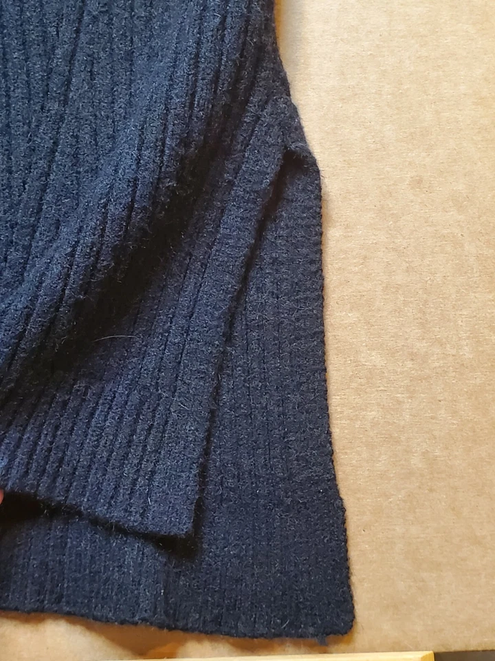 Blusa túnica Elle feminina sem mangas grande preta malha com nervuras bainha dividida - Imagem 3 de 4