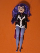 Muñeca de moda para niñas superhéroes DC 2018 Zatanna pelo púrpura tiene capa sin cuello 11"