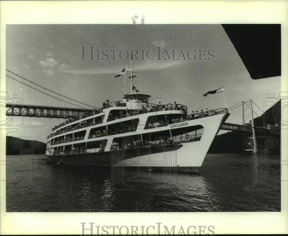 Press Photo People are lined up on all four decks of the ship, Dayliner