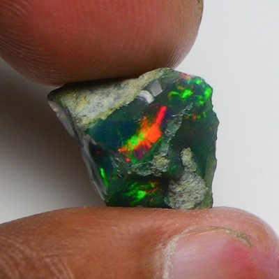Glatter schwarzer Opal grob 8,60 kt natürlicher äthiopischer Welo Opal roh, S...