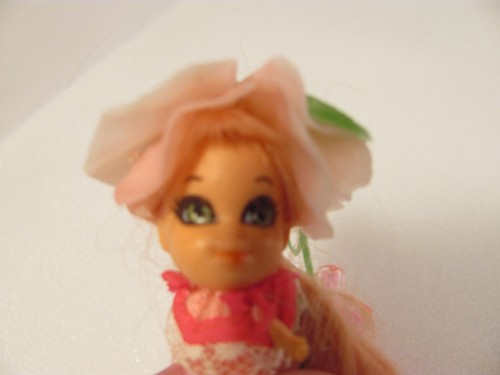 Little Kiddle Kologne Puppe Sweet Pea grüne Augen blonde Haare rosa Flasche 60er Spielzeug - Bild 3 von 12