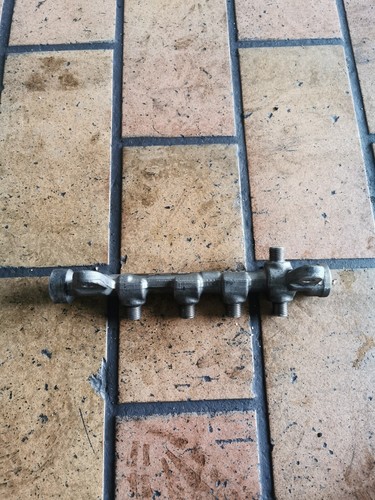 Opel Astra J Insignia Zafira C Einspritzleiste Düsenstock 55576177 0445214221