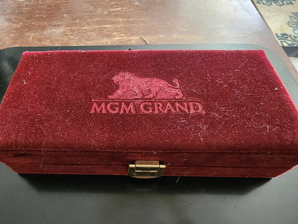 Berloque de ovo MGM GRAND 6 Fabergé Imperial Court copo de vinho em caixa de veludo vermelho - Imagem 2 de 4