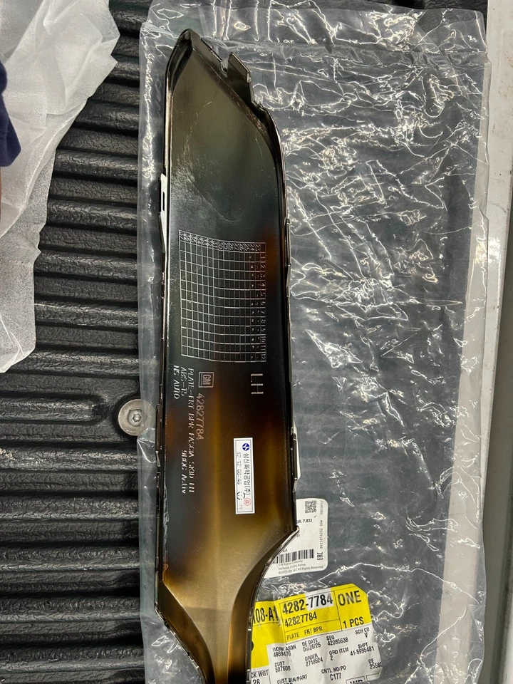 Placa genuina GM CROMO OSCURO 42827784 de 2025 Chevrolet Trax Foto 3 de 3
