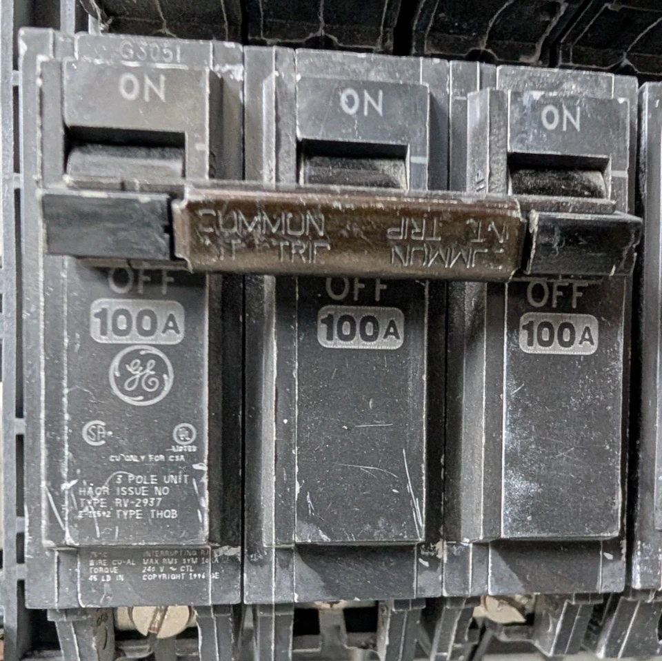 🤪 GE MAIN LUG BREAKER 42 CIRCUIT PANELBOARD - Image 3 of 4