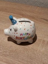 S&uuml;&szlig;es Sparschwein &bdquo;Happy Birthday&ldquo; aus Keramik mit Geburtstagshut &ndash; Spardose