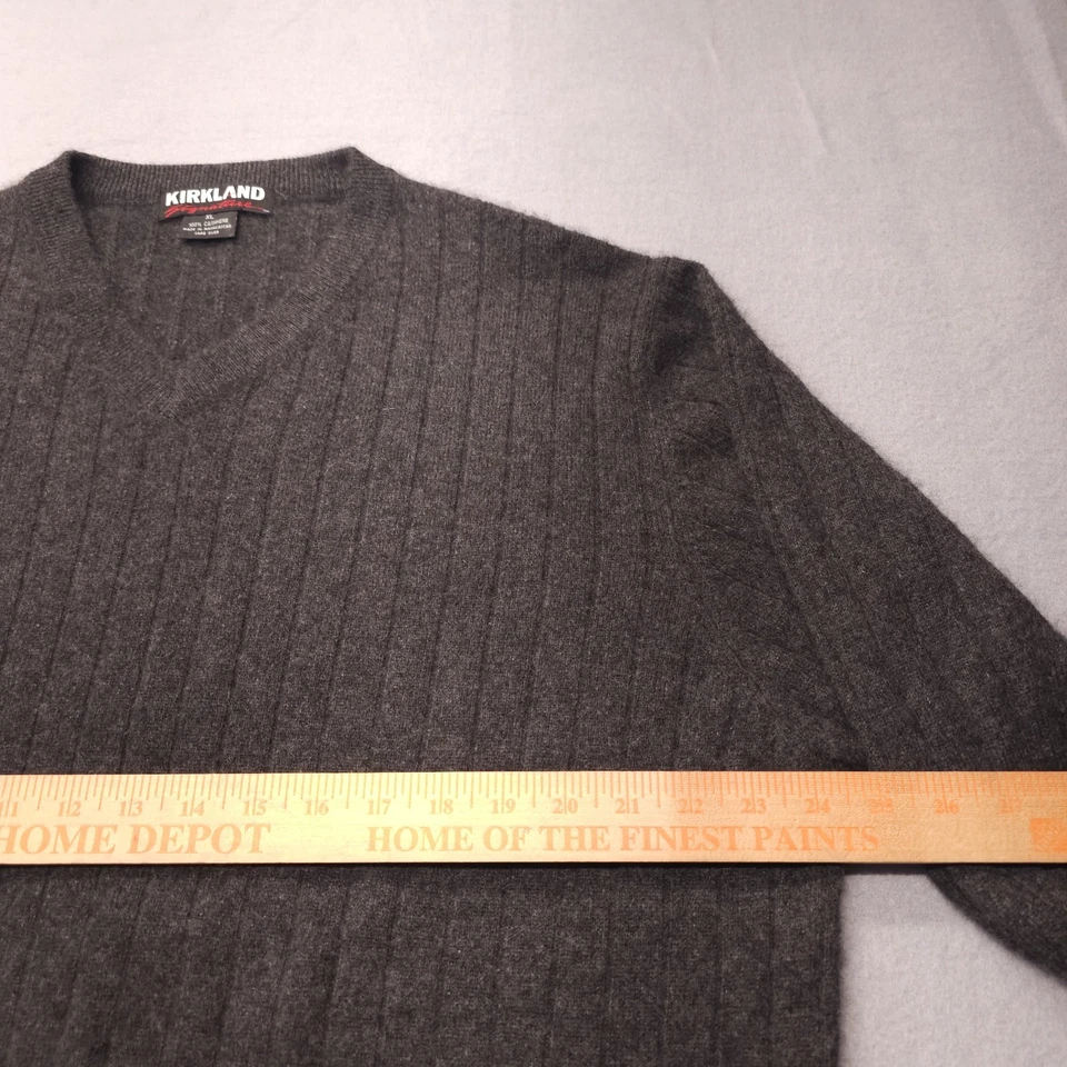 Suéter Kirkland Signature 100 % cachemir para hombre grande gris cuello en V manga larga Foto 3 de 4