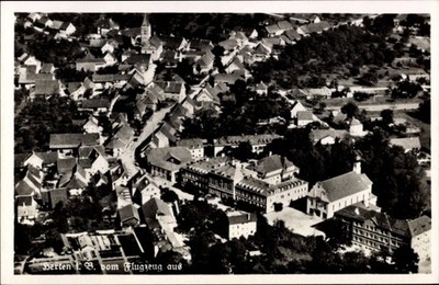 Ak Berten Berthen Nord, Luftaufnahme von  Häuser, Straßen, Landschaft - 11427373