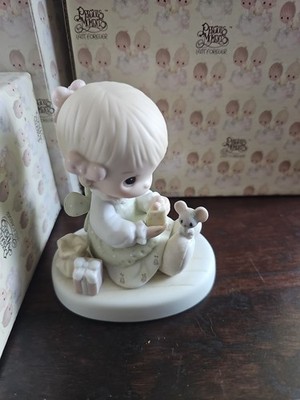 Precious Moments Figurine E5377 ln box 'Love Is Kind' Girl MIB