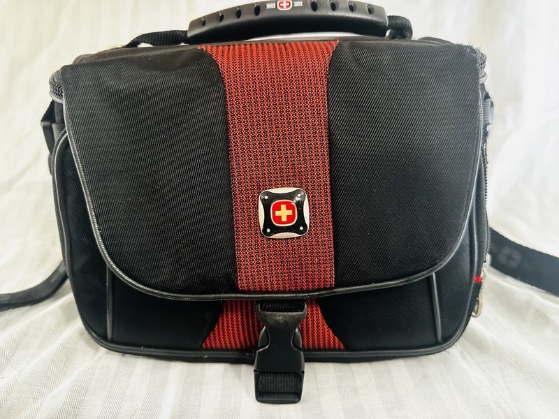 Swissgear Wenger Camera Case MNFSKU# GA-7815-13 CLEAN!!!