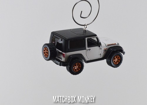 2012 White Jeep Wrangler Unlimited Hard Top Christmas Tree Ornament 1/64 Adorno - Picture 6 of 9