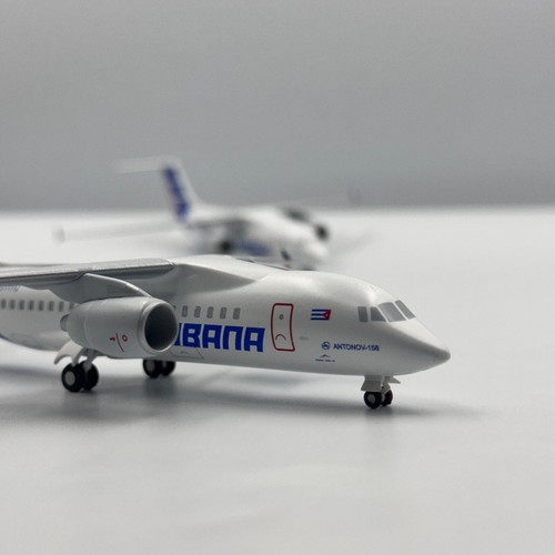 Collection aircraft models Antonov An-158 Cubana Reg: CU-T1712 CU-T1715 1/200 - Picture 8 of 21