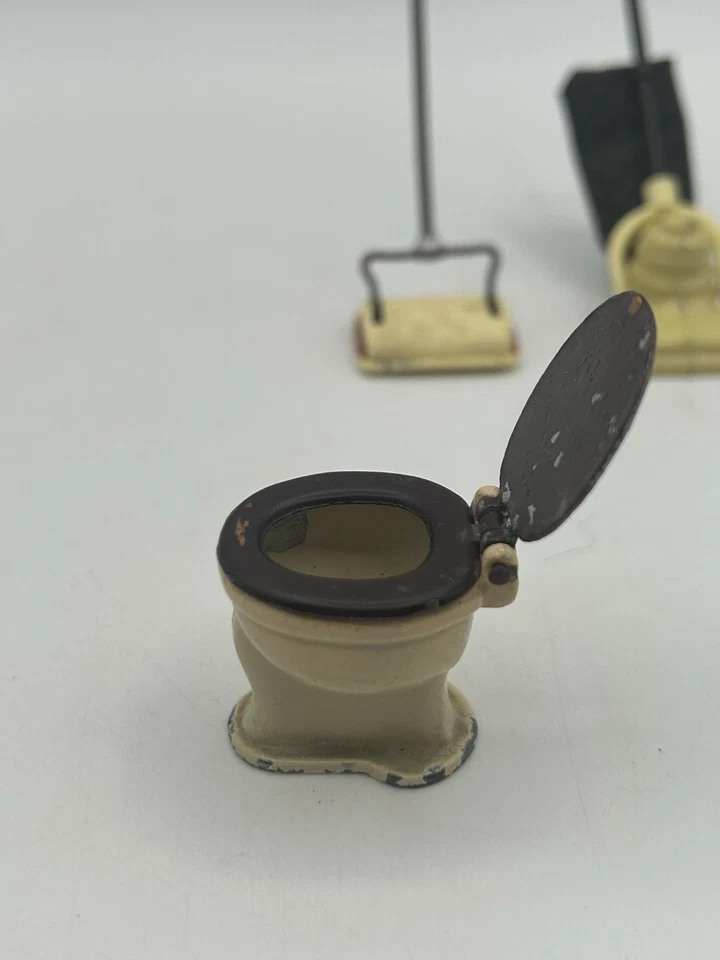 Barredora, aspiradora e inodoro Tootsie de colección B&S England casa de muñecas Foto 3 de 4