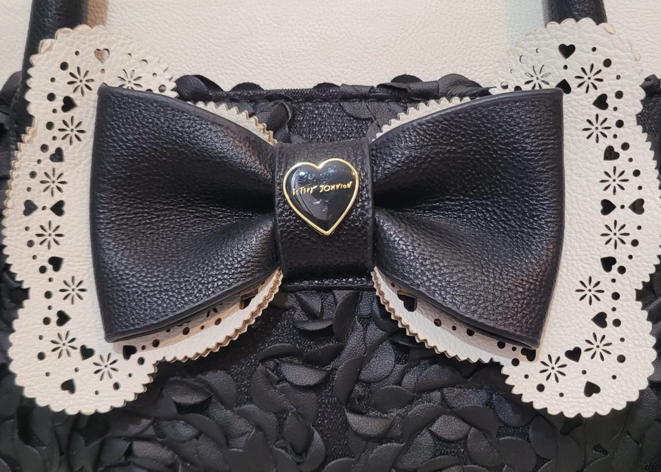 Сумка через плечо Betsey Johnson с цветочным рисунком с оборками и бантом черная белая искусственная кожа - Изображение 2 из 4