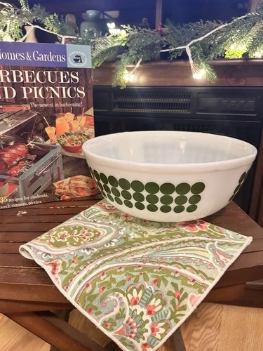 Vintage PYREX #404, 4qt, Made In USA Ovenware Lg Bowl Green Dot