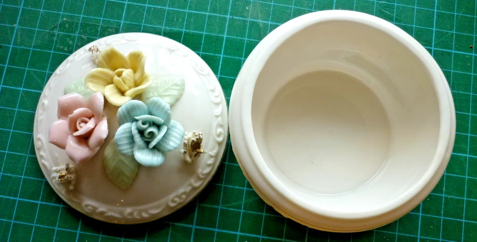 - PETITE BOÎTE BONBONNIERE Céramique Blanc avec Fleurs reliefs - Photo 2/3