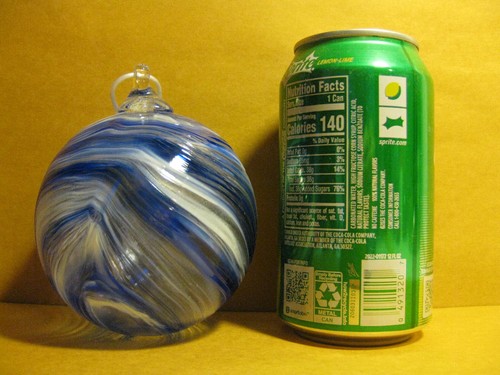 ORNAMENT, MUNDGEBLASENES KUNSTGLAS BLAU, WEISS & KLAR WIRBEL, 3 1/4" - Bild 1 von 14