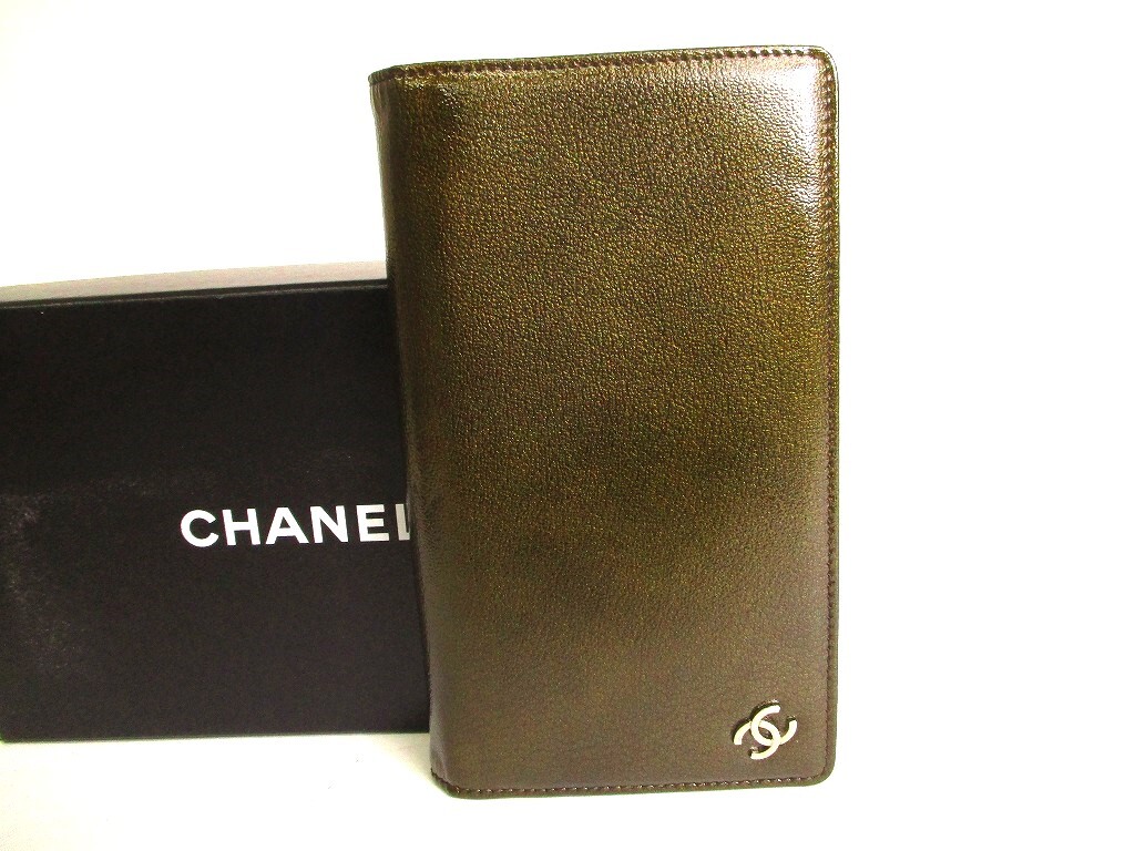 CHANEL オリーブグリーン CCロゴ長財布 Auth CHANEL CC Logo Olive Green Patent Leather Bifold Flap