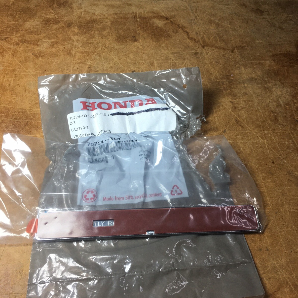 。 2020 - 2022 Honda CRV Hybrid Right Fender Nameplate Emblem