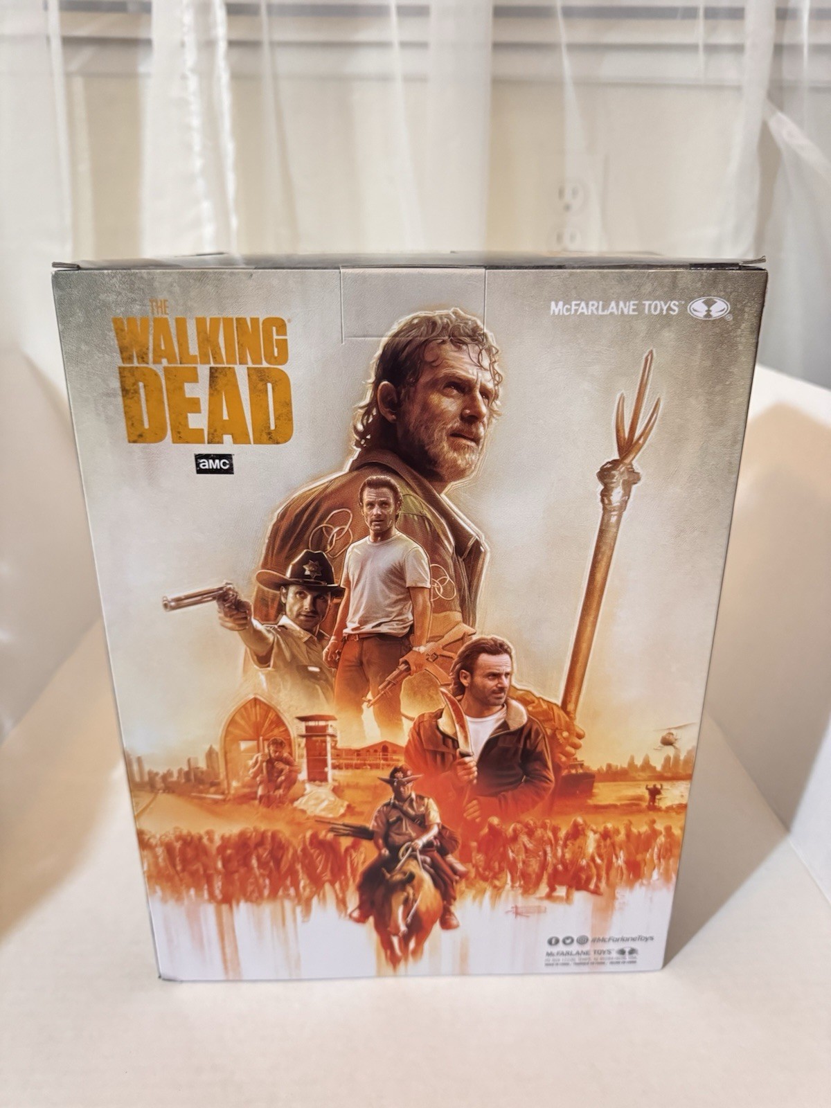McFarlane Toys - The Walking Dead Rick Grimes 1:8 Scale Posed Figure