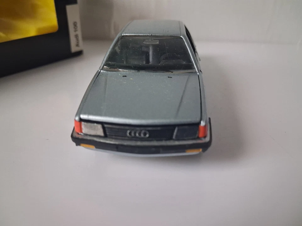 Schabak 1/43 - Audi 100 Break bleue avec Boîte - Photo 2/4