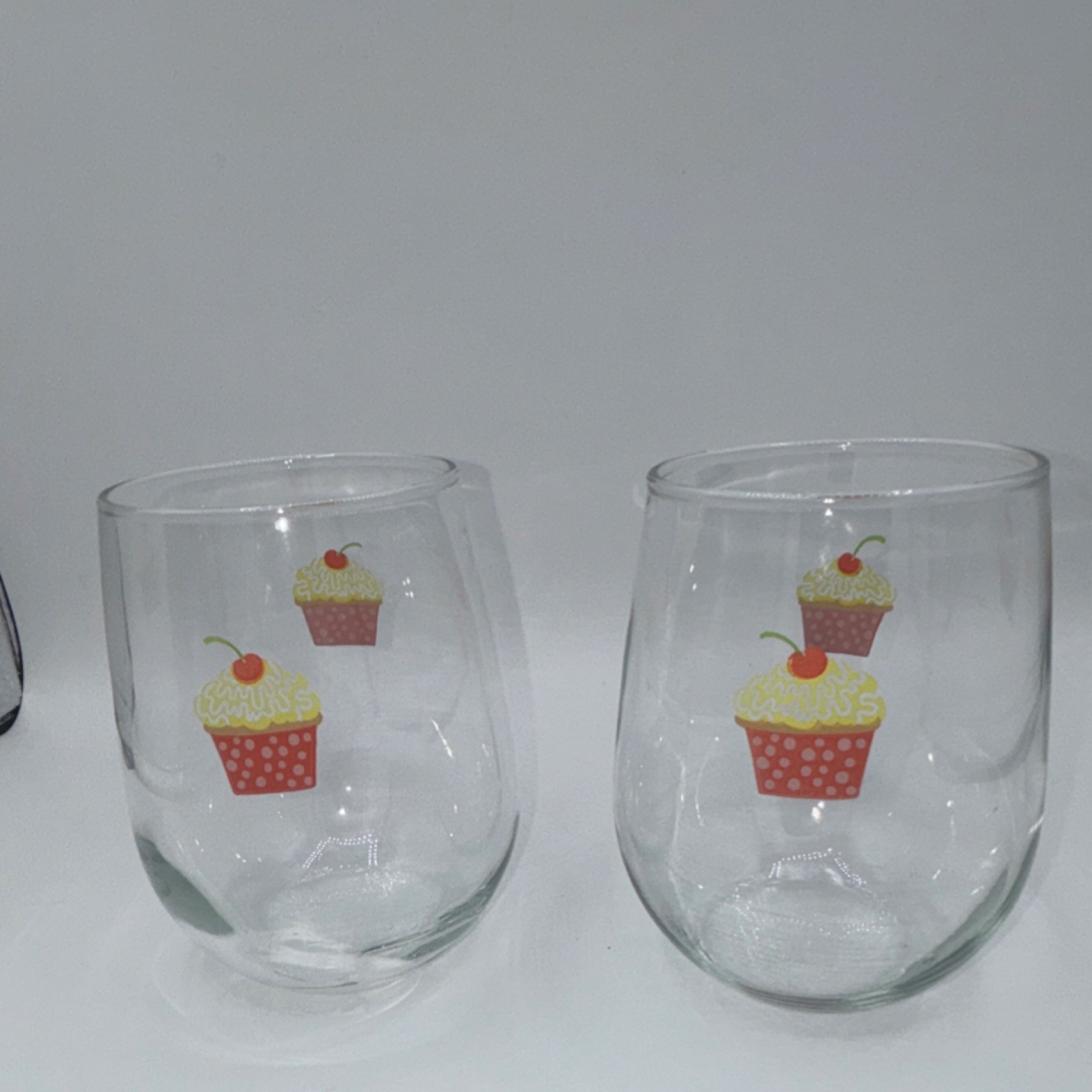 Set of 2 Stemless Wine Glasses 16 oz Cupcake Cherry Print Clear Glass Tumblers