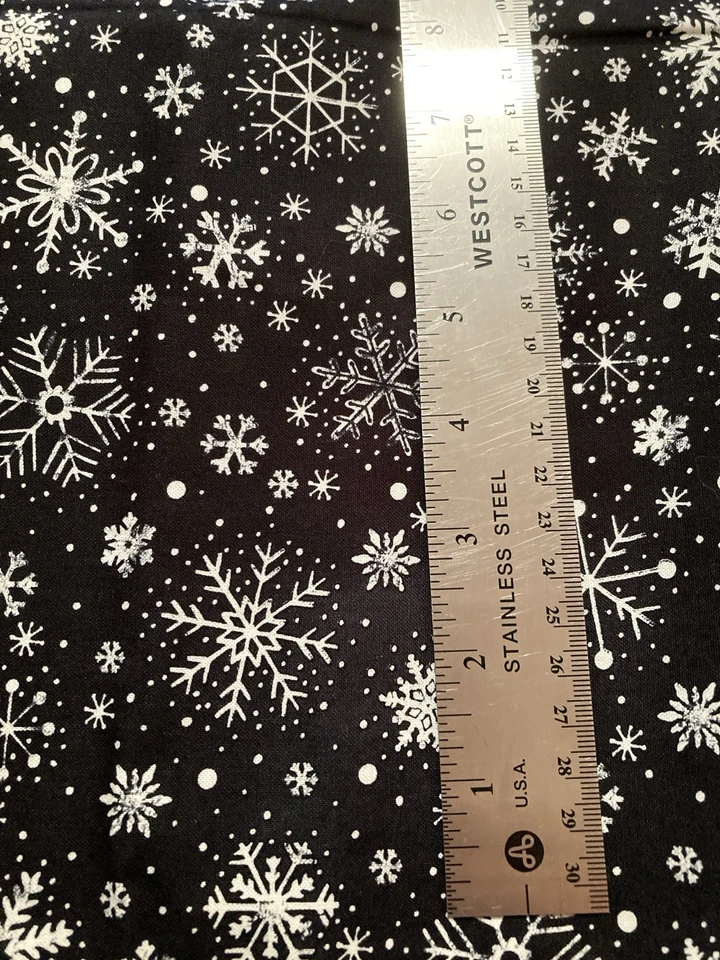 Copos de nieve blancos sobre telas negras Timeless Treasures Gail 1 yarda 44" de ancho Foto 2 de 3