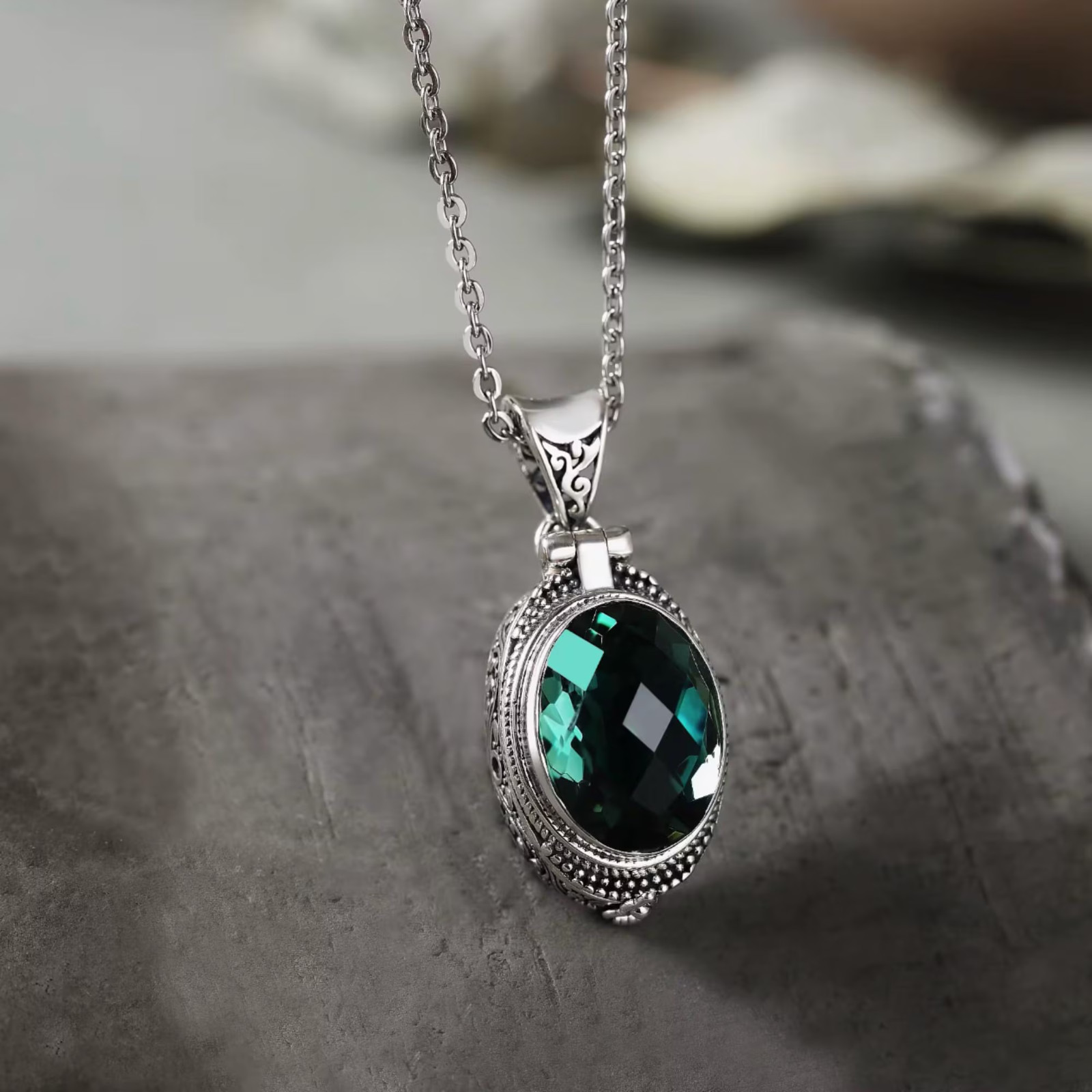Pendentif ovale vintage en argent avec gemme verte, médaillon souvenir de prestige