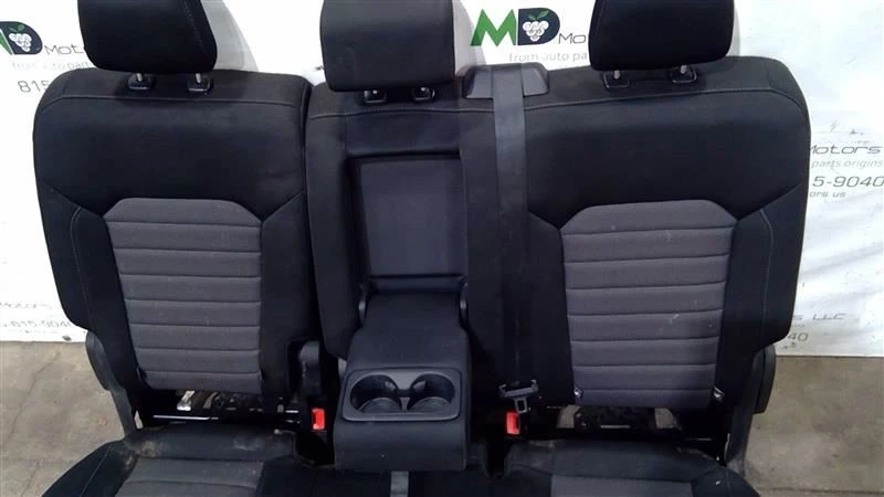 Ford Edge 2016 montaje de asientos traseros Foto 4 de 4