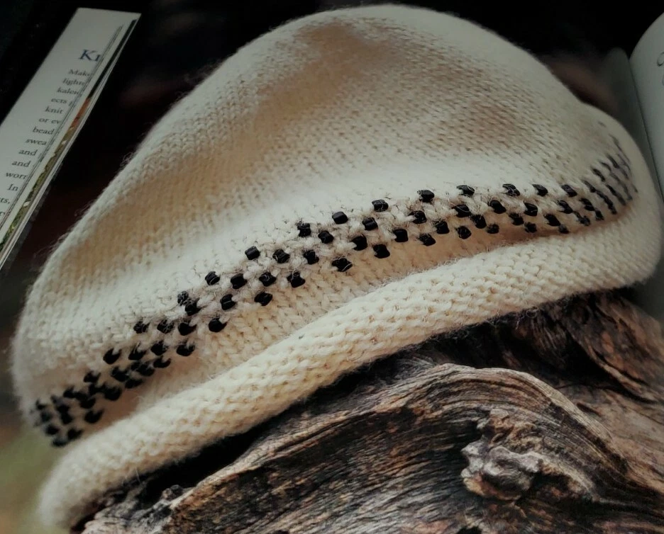 BN7 KNITTING WITH BEADS BY JANE DAVIS 2003 - Image 4 of 4