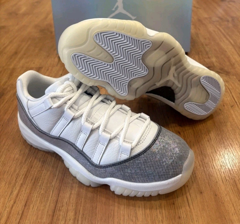 Nike Air Jordan Retro 11 Bajo Año de la Serpiente HQ7000-001 Talla 10 Para Hombre Nuevo en Caja Foto 2 de 4