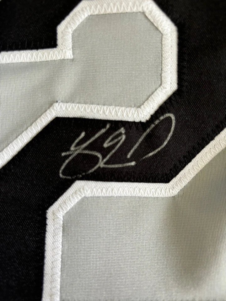 Camiseta deportiva autografiada por Yasmani Grandal de los Medias Blancas de Chicago Beckett BAS ¡Holo! Foto 3 de 4