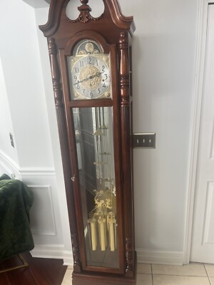 Howard miller grandfather clock 611-070, rare model. Excellent