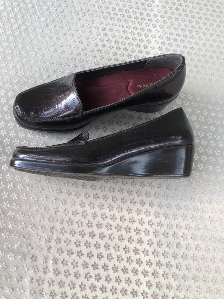 Zapatos sin cordones Merona para mujer marrón charol talla 7M plantilla acolchada suave BN Foto 3 de 4