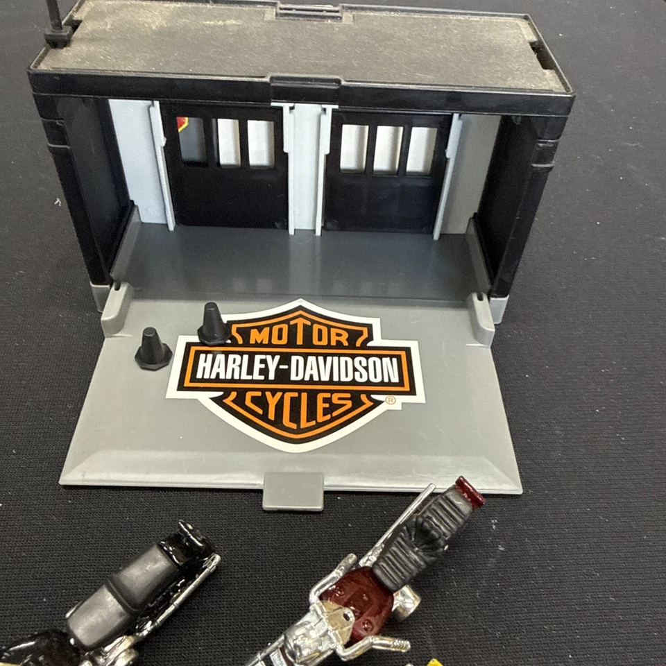 1990 Matchbox Harley Davidson Showroom And 3 Harley Bikes - Image 2 of 4
