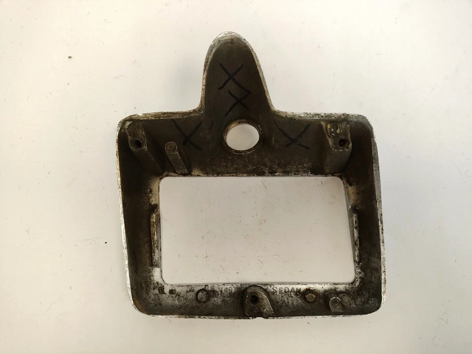 Lámpara trasera derecha personalizada Dodge D-24 Deluxe 1946-1948 bisel de luz 1149363. Foto 2 de 3