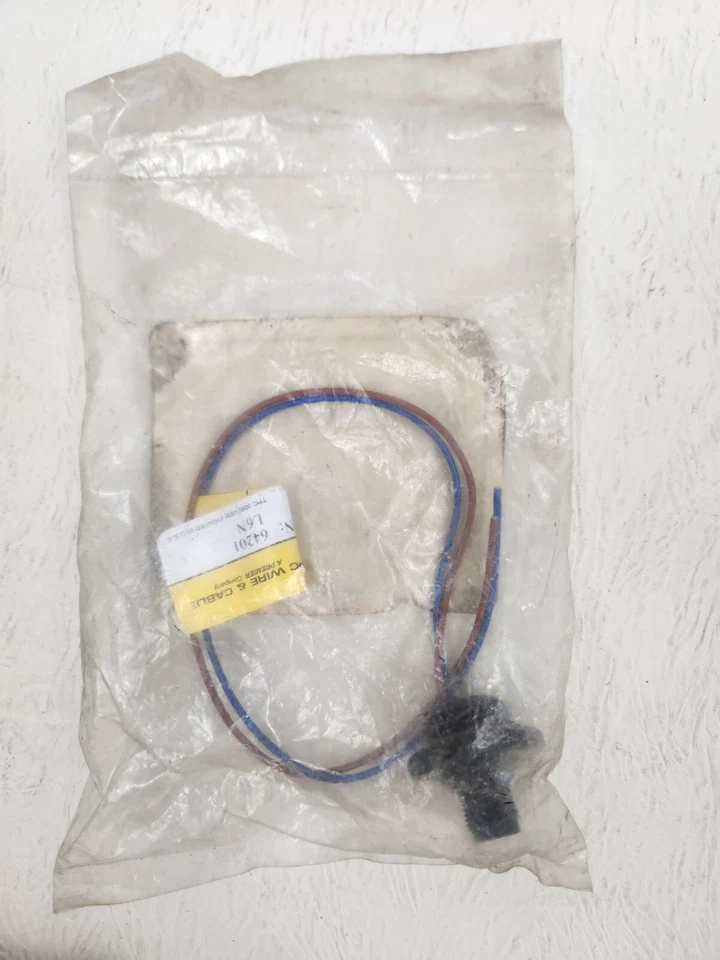 Receptáculo macho TPC Wire & Cable 64201 Foto 2 de 2