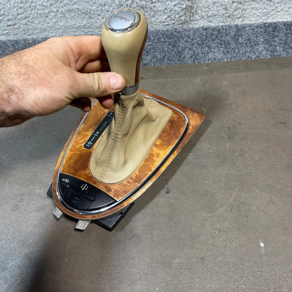 Mercedes Clase CLS 2006-2011 consola central palanca de cambios maletero moldura de madera OEM beige tostado Foto 3 de 4