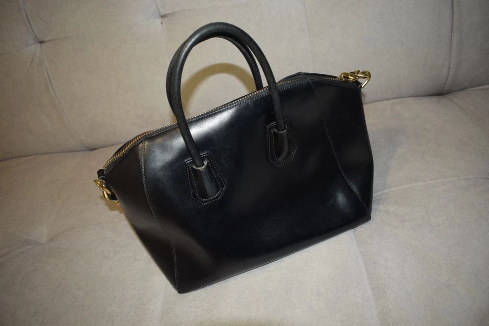 Bolso de Mano Givenchy Antigona Negro Liso Bolso de Hombro Mediano Hecho en Italia Foto 2 de 4