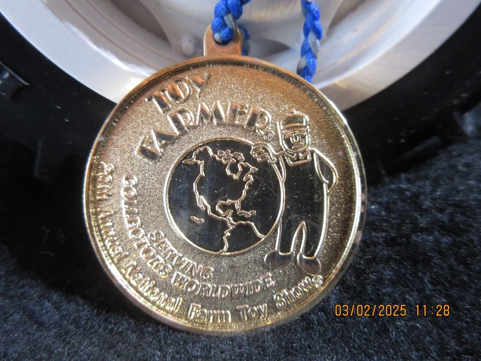 Tractor New Holland 8260 1997 Toy Farmer Show Edition certificado 1/16 de Auth. Medalla Foto 2 de 4