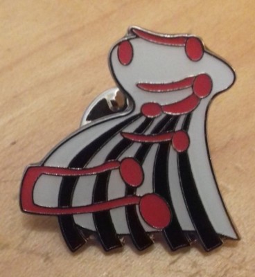 Musical Stave Piano novelty pin badge. B004
