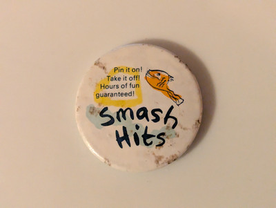 Smash Hits Magazin Abzeichen Vintage 1980er Popmusik ''Pin It On'' Cartoon