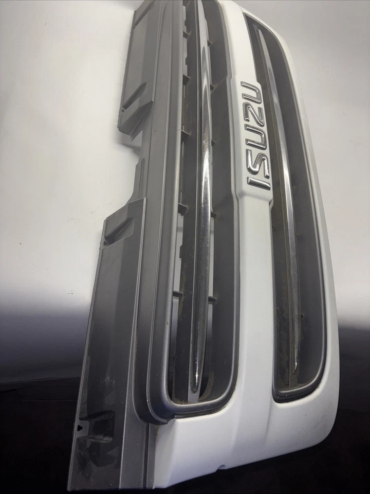 Conjunto de rejilla superior Isuzu Trooper 1998-2002 Foto 2 de 4