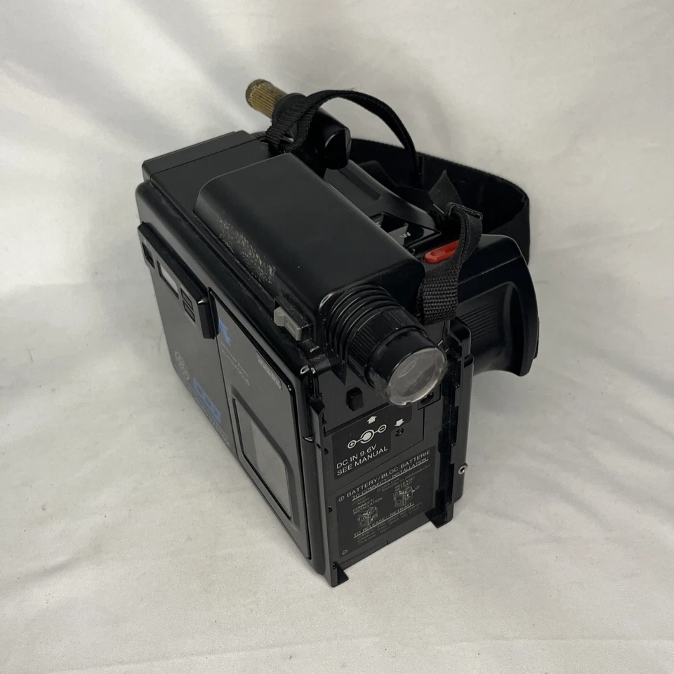 GE model 9-9709 VHS-C Camcorder Kit w/Bag & Charger Powers On Eject Issues - Image 3 of 4