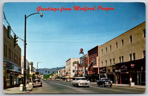 Medford Oregon ~ Main Street vue nord ~ Beaucoup de panneaux voitures des années 1950 ~ Carte postale - Photo 1 sur 2
