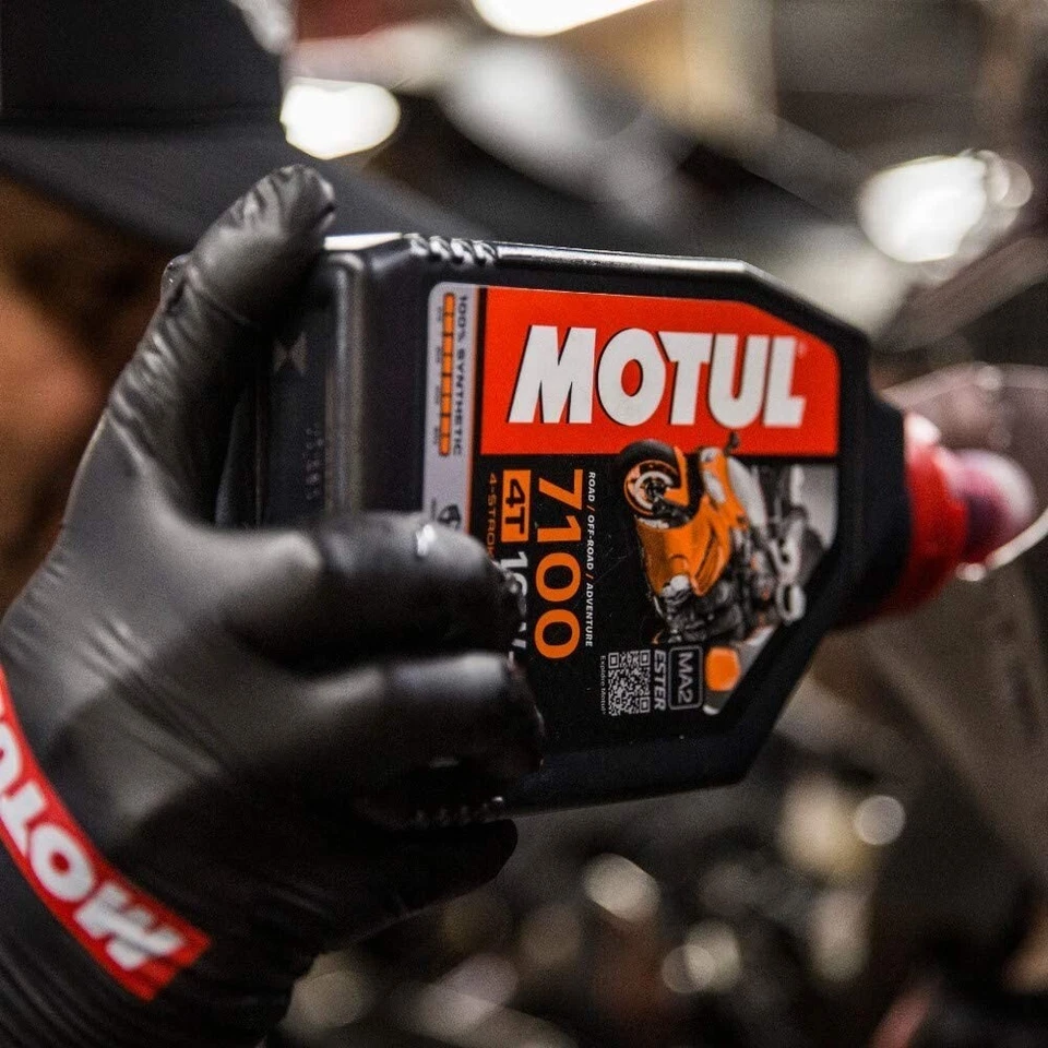 Motul 7100 4T 10W-40 Synthetic Oil 4 Liters (104092) - Image 4 of 4