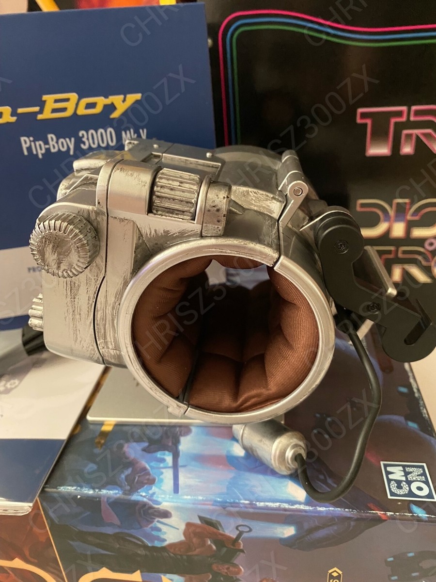 その他 Fallout Series Pip-Boy Die-Cast Replica Fallout Pip Boy 3000 MK V Die-Cast Replica Vault 33 Figure